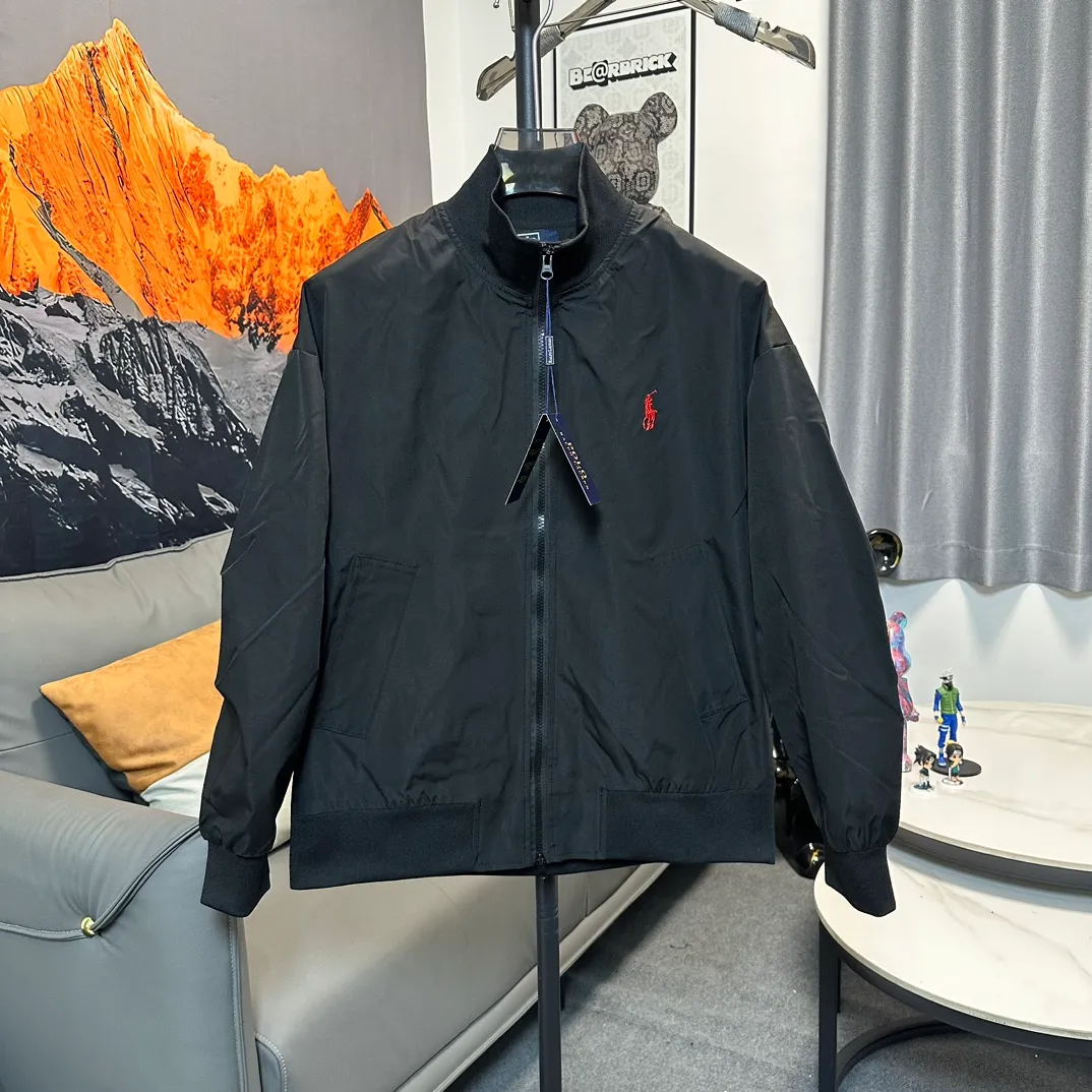P320 Ralh Lauren men's old money style veteran stand collar workwear Harrington jacket. Ralh Lauren has gone crazy this year. The upper body of major Internet celebrities. The fabric has a double-layer shin feel and is full of weight! It's not as heavy as a regular jacket, and the ordinary cotton material feels really different. This one is super comfortable, soft and stylish, and has a green plaid interior that has a retro movie fashion feel! The fit is loose but not baggy. The size is just right and not too picky. The dropped shoulder design modifies the shoulder shape without making it look bulky. This silhouette is a style that will never go out of style after being worn for a long time. The upper body is also very durable and recognizable. The loose and reasonable fit can be worn by both men and women, making it easy to create a clean and refreshing youthful look. The embroidery on the chest is all German Oman embroidery fiber with original data. The embroidery process is very particular. It uses Japanese Tajima machines to ensure the embroidery is exquisite and three-dimensional. That is what I said is different from the ones on the market. Regarding the workmanship, the version is a loose version and can be used by boys and girls!! Color: black, navy, size: S-XL